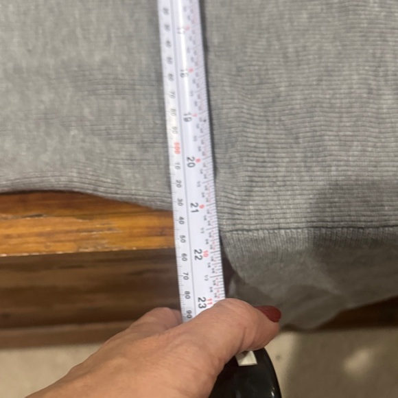 Gray Hooded Women's Sweater and Cropped Pant SET (L) - Picture 4 of 8